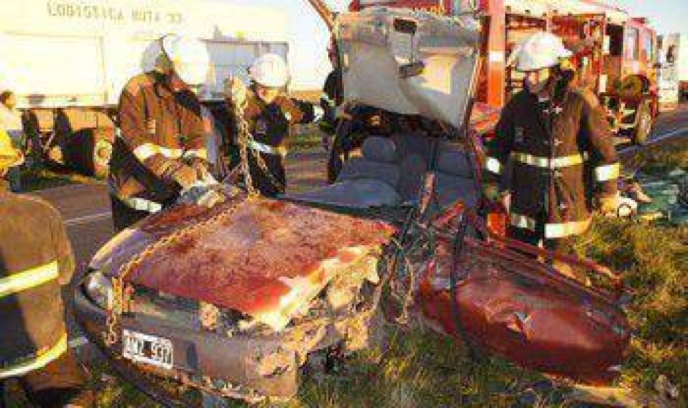 Fuerte choque entre un auto y un cami�n en la ruta 33
