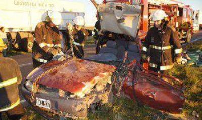 Fuerte choque entre un auto y un cami�n en la ruta 33