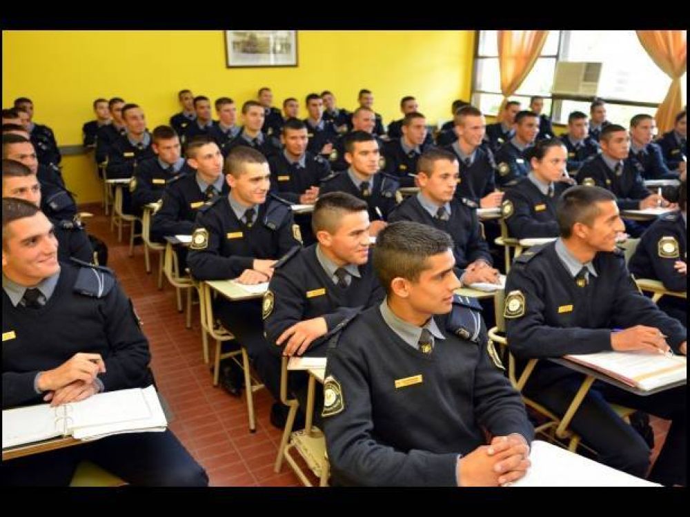 J�venes aspirantes a polic�as podr�n terminar el secundario mientras cursan para ser agentes 