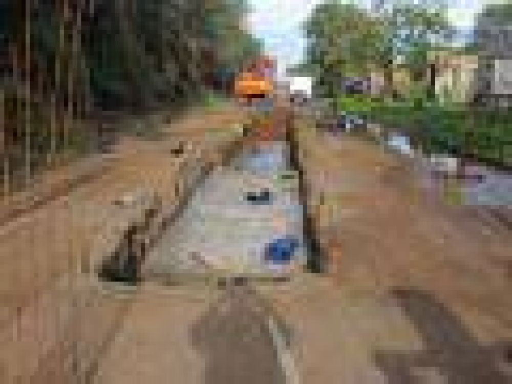 La comuna realiza un desag�e pluvial sobre la calle M�rmol, desde J. Manso	