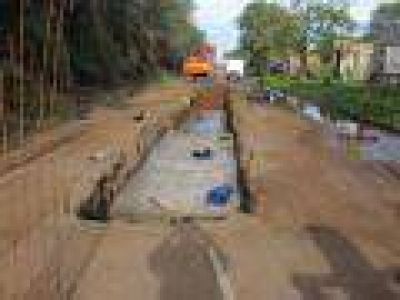 La comuna realiza un desag�e pluvial sobre la calle M�rmol, desde J. Manso	