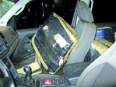 Abandonan camioneta con tonelada de droga