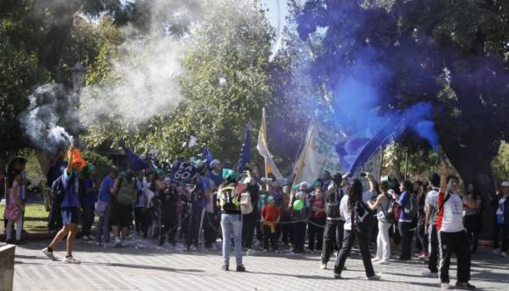 Cantos, bombas y humo, como en hinchadas de f�tbol