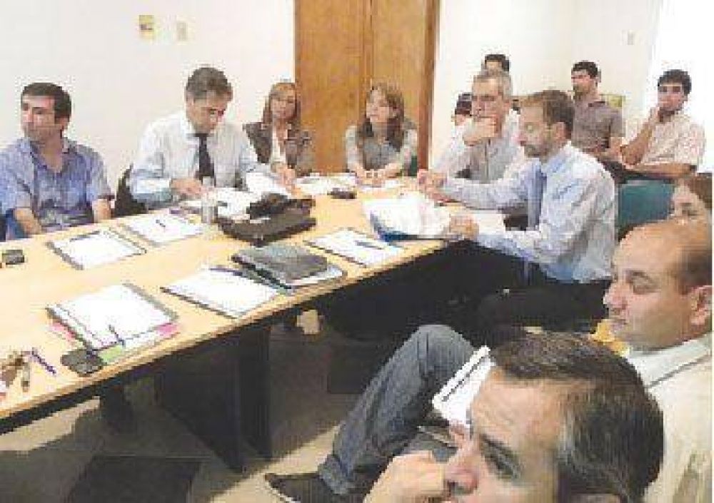 Delegaci�n del Banco Mundial eval�a proyectos h�dricos locales