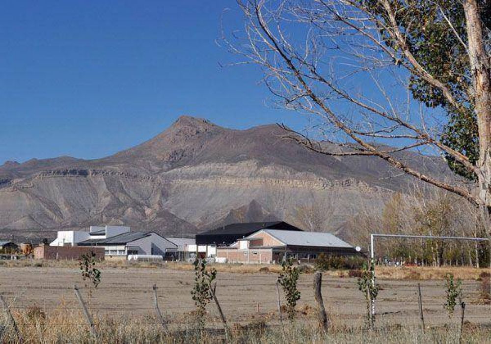 Construyeron en simult�neo dos edificios para la misma escuela 
