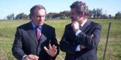 Rossi dijo que �l "no roba" en ning�n "mercadito", como Reutemann 