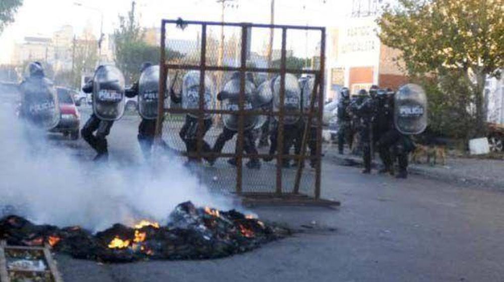 Por los violentos incidentes en R�o Gallegos algunos gremios estatales paran ma�ana