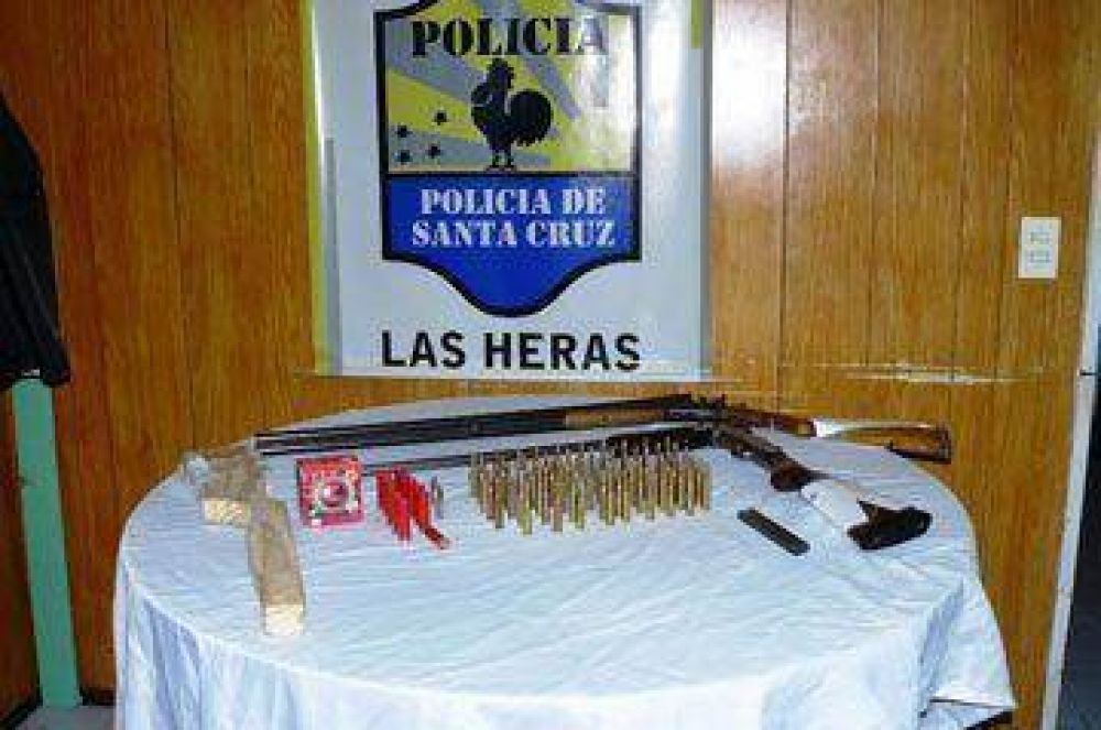 Le secuestran armas y fija domicilio