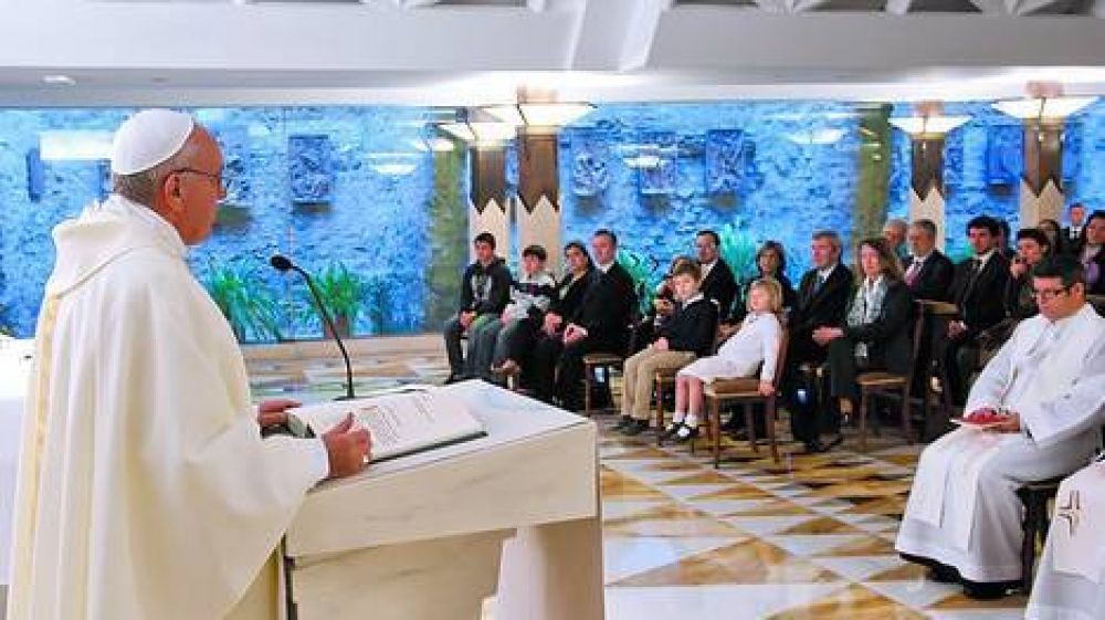 Ante periodistas de la Argentina, el Papa pidi� acercarse al necesitado