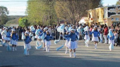 Desfile y torta para celebrar el 108� aniversario de Chimpay