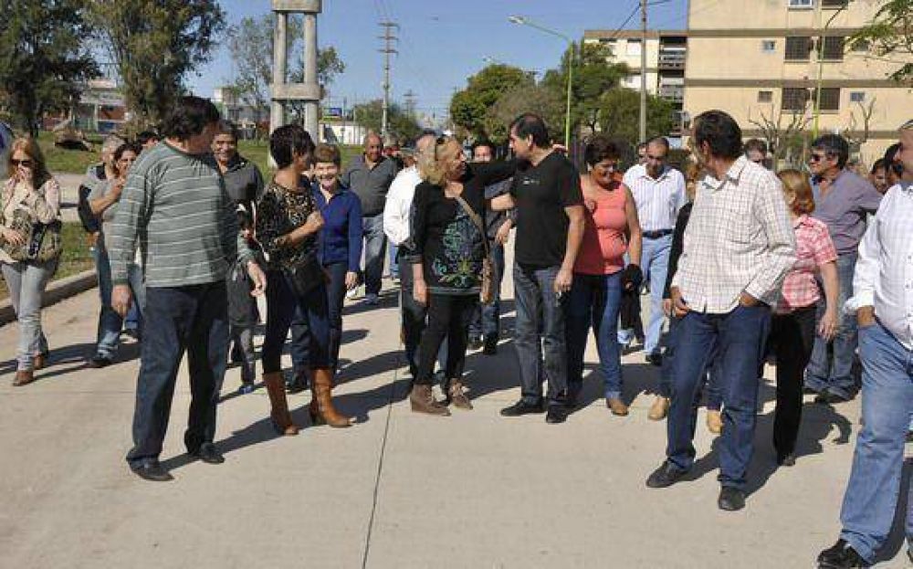 Agasajos a la intendente Stella Giroldi en la recorrida de la recientemente pavimentada calle Ghandi 