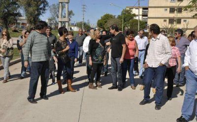 Agasajos a la intendente Stella Giroldi en la recorrida de la recientemente pavimentada calle Ghandi 