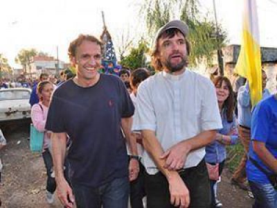 Katopodis particip� de un homenaje a Mugica, junto al Padre Pepe y el Obispo Guillermo Melgarejo en San Mart�n