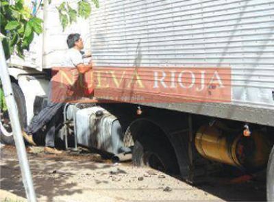 Un cami�n se hundi� en el asfalto de una de las calles de la ciudad