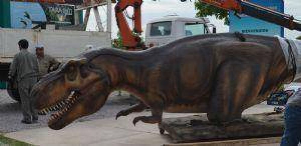 Enormes dinosaurios robotizados conmocionaron ayer a Las Termas