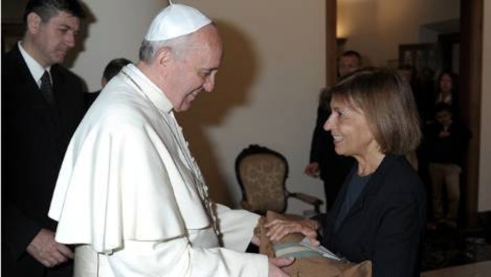 El Papa recibi� otro poncho catamarque�o enviado por el Vicegobernador