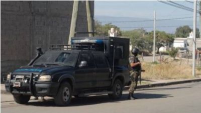 Ladr�n baleado por vecinos da�� una ambulancia y huy� herido