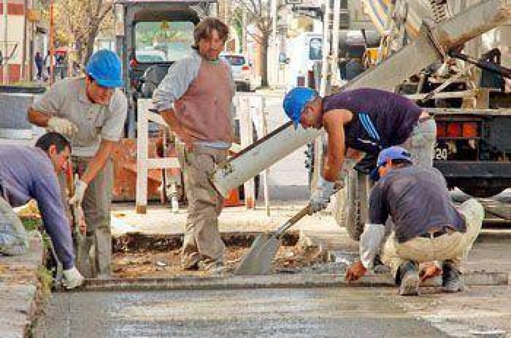 Recorrida del intendente por las zonas donde se reparan pavimentos