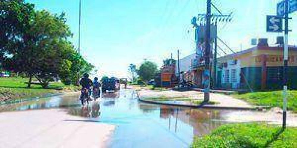 Aguas servidas en la rotonda de la Virgen