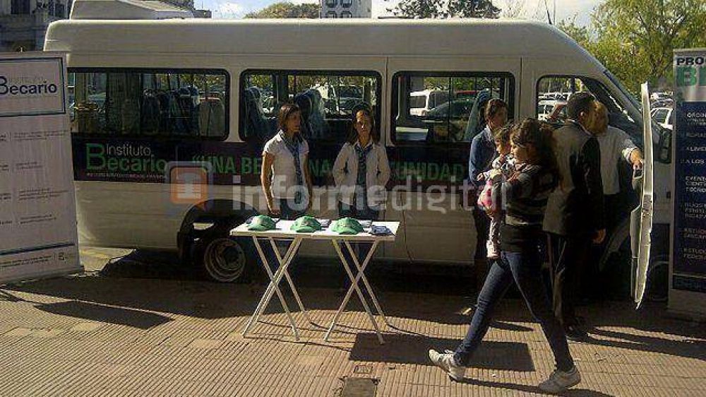 El becariom�vil recorrer� 70 ciudades para entregar becas	 