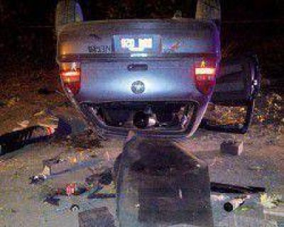 Volcaron en un auto, uno sali� despedido y al chocar contra el piso muri� en el acto