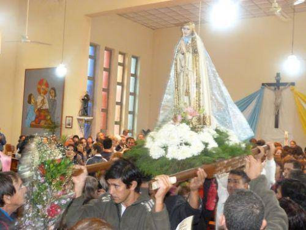 Bajo la lluvia los fieles peregrinaron a F�tima