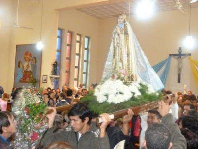 Bajo la lluvia los fieles peregrinaron a F�tima