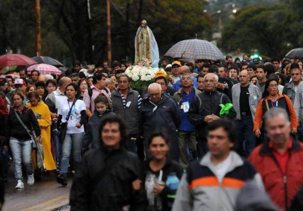 Bajo una fuerte lluvia los peregrinos caminaron a F�tima