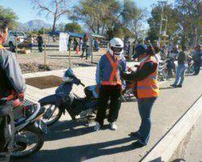 Realizan una campa�a vial en la localidad de Huaco