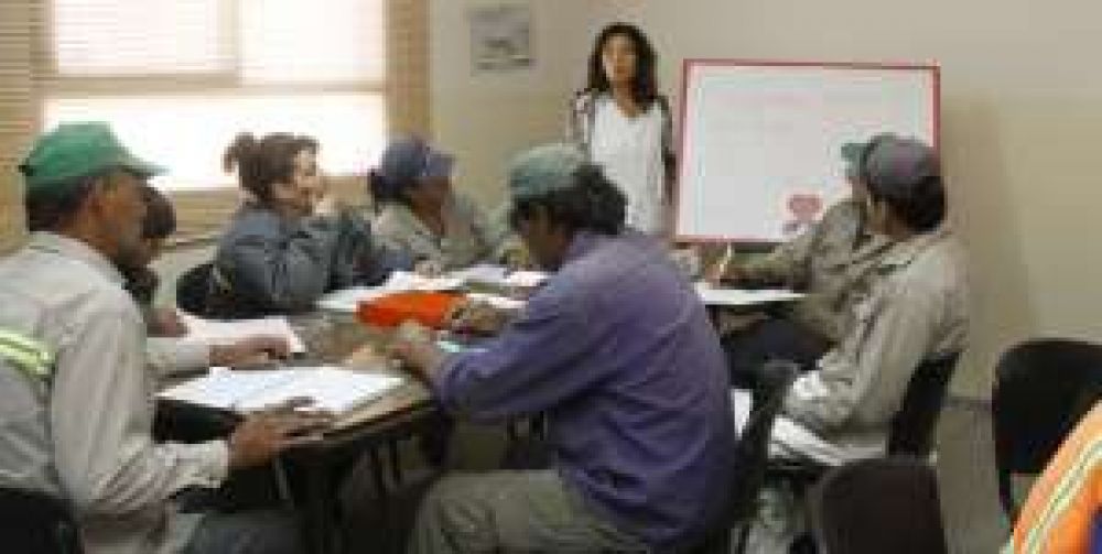 En el basural trabajan y aprenden a leer y escribir 	
