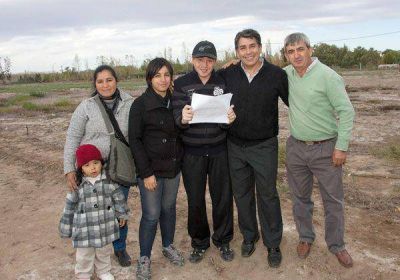 Entregaron 68 lotes sociales cerca del r�o en El Cha�ar 