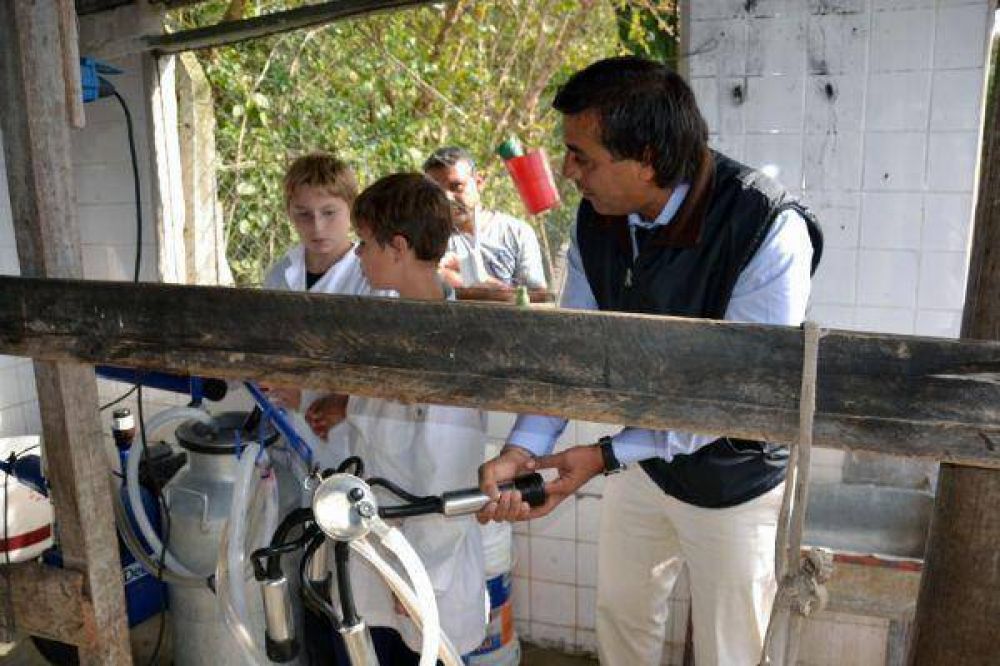 Aparicio visit� la Escuela Rural N� 19 de Berazategui