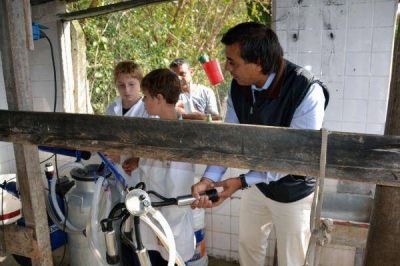 Aparicio visit� la Escuela Rural N� 19 de Berazategui
