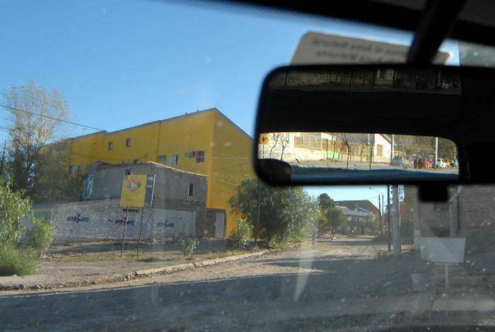 Un polic�a bale� a dos j�venes que lo atacaron