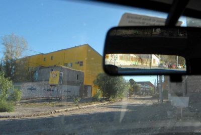 Un polic�a bale� a dos j�venes que lo atacaron