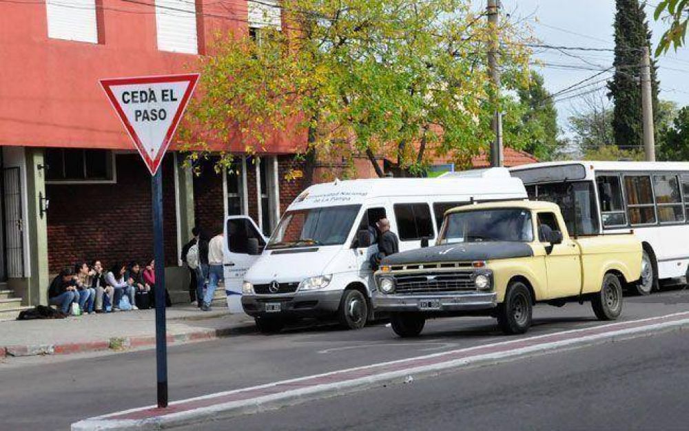 Piden reubicar parada de micros de la Facultad de Exactas
