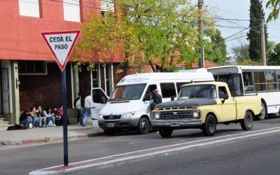 Piden reubicar parada de micros de la Facultad de Exactas