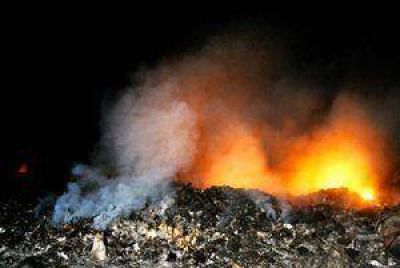Se incendi� el basural y produjo una densa columna de humo