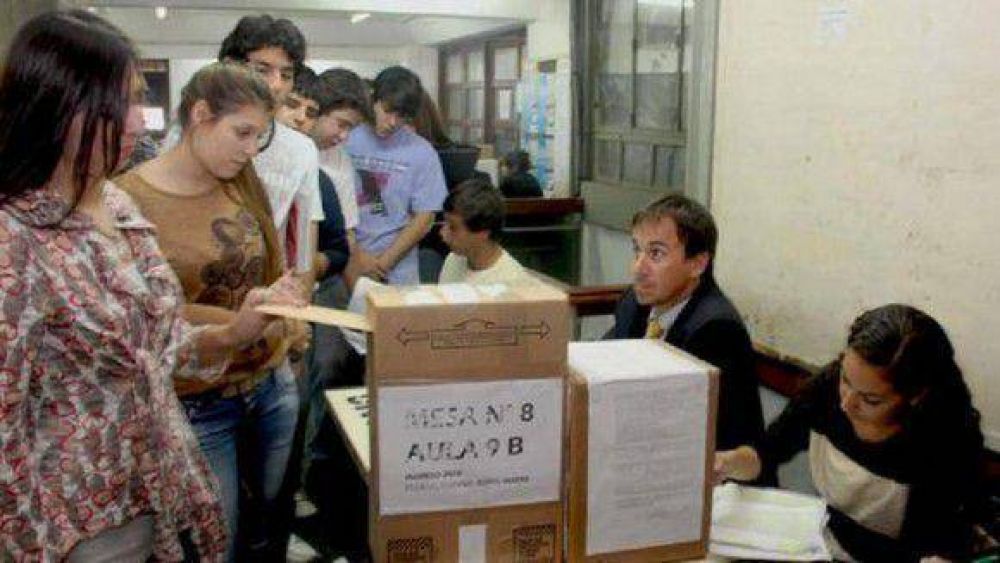 Franja Morada pide �que hablen las urnas� en la Facultad de Filosof�a y Letras