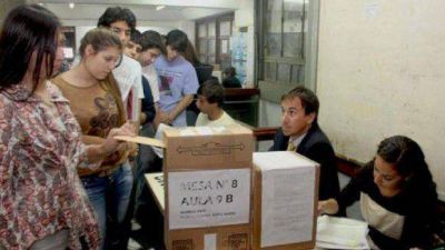 Franja Morada pide �que hablen las urnas� en la Facultad de Filosof�a y Letras
