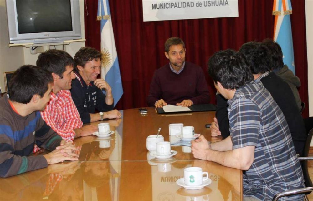 Deportes invernales: La Municipalidad firm� un convenio con el Cerro Castor y CAU