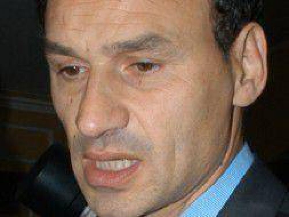 Temporal: Bruera les pide a los vecinos inundados que lo ayuden
