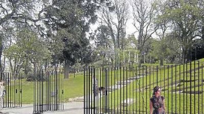 Parque Lezama: la pelea por las rejas demora la obra de puesta en valor