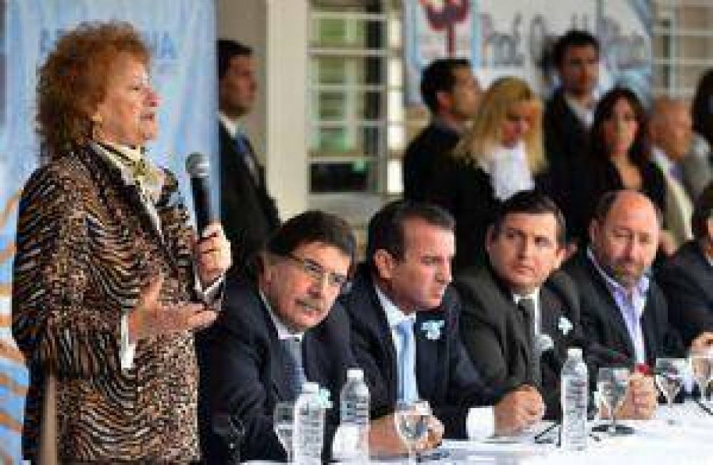 Direcci�n de Escuelas debe investigar actividades de La C�mpora