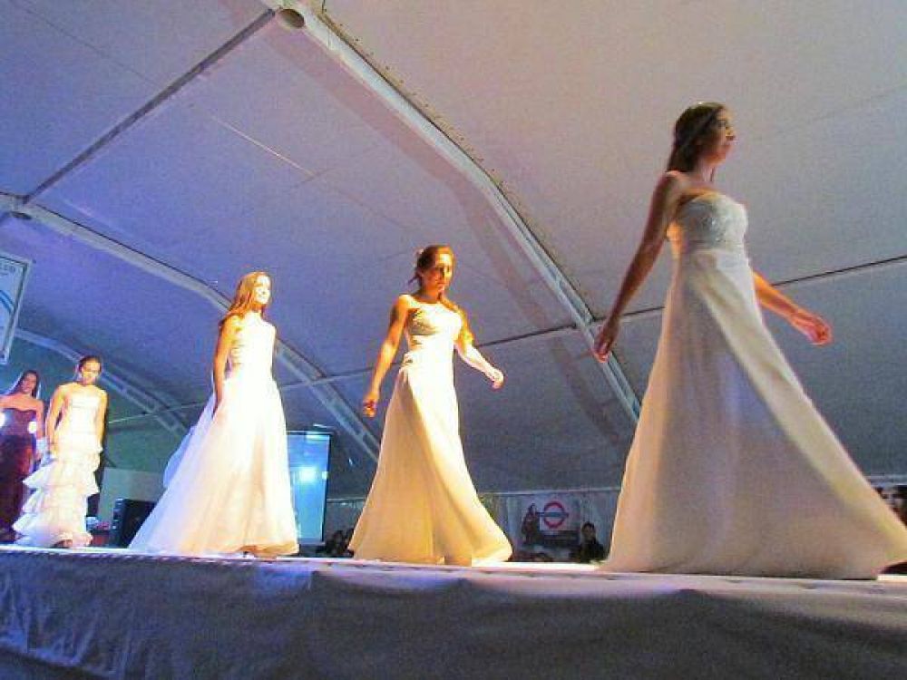 Moda, danzas y cultura en un espl�ndido desfile-Show