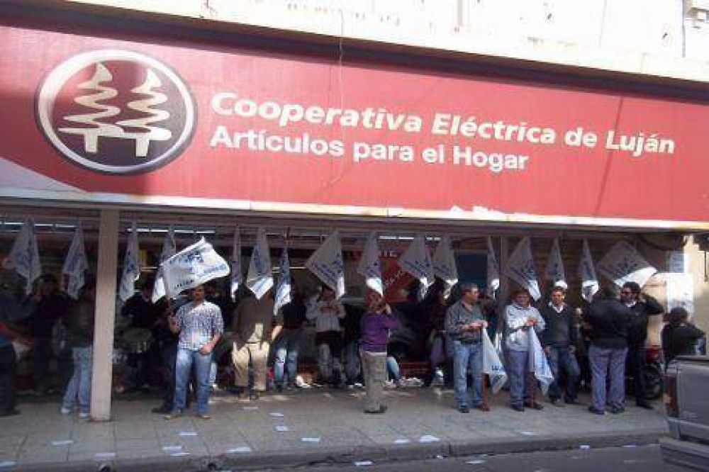 Contin�an los reclamos por el empleado despedido