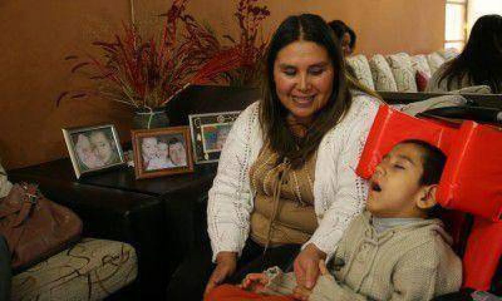Benjam�n y su mam� juntaron la plata para viajar a China y hacer el tratamiento con c�lulas madre