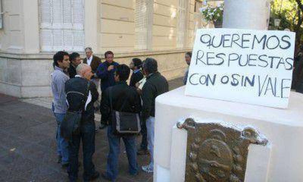 Vale: ex trabajadores pusieron una carpa en la Legislatura y sigue el reclamo