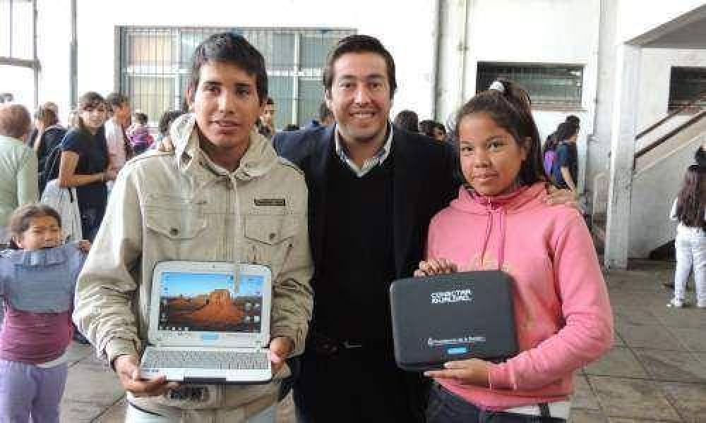 Chicos de Los Polvorines recibieron sus netbooks