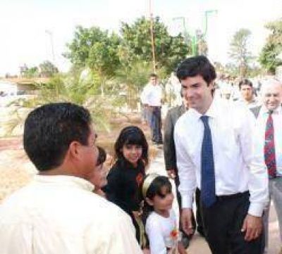 El Estado provincial inaugur� una plaza en Pichanal. 